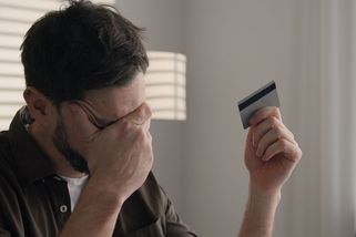 Za novou kuchyň a nábytek dal statisíce, instalace se však nedočkal